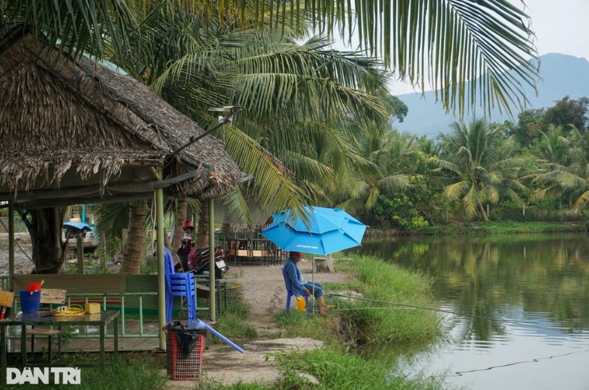 Dịch vụ câu cá giải trí thu hút du khách tìm đến trải nghiệm (Ảnh: Hoài Sơn).