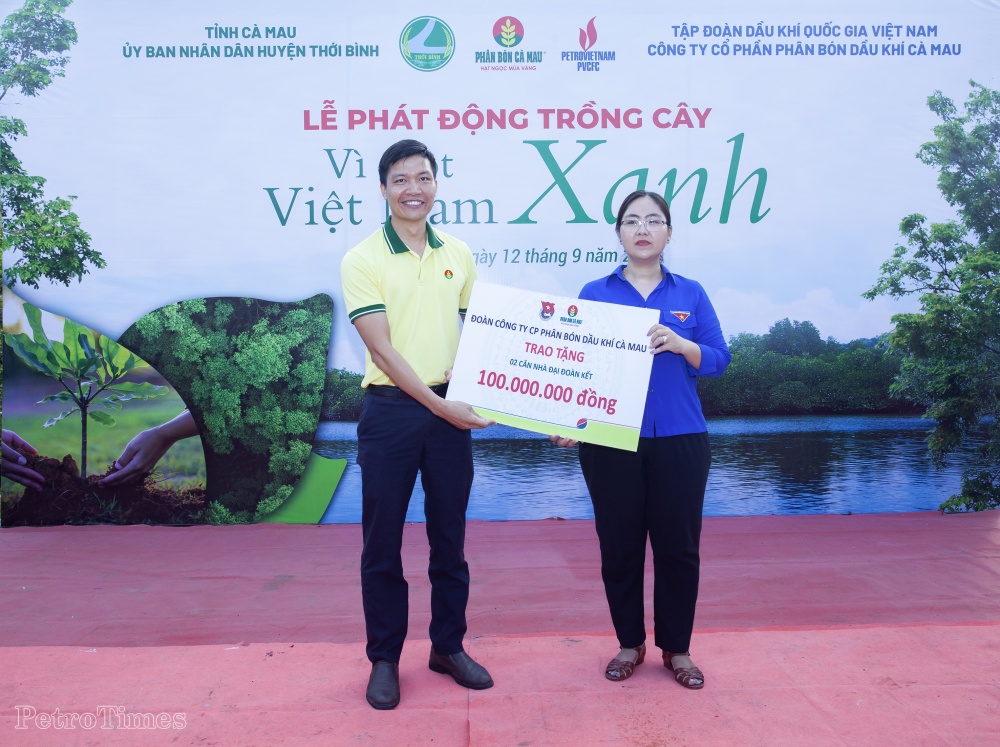 Phân bón Cà Mau nhộn nhịp ra quân trồng cây phủ xanh trong cộng đồng