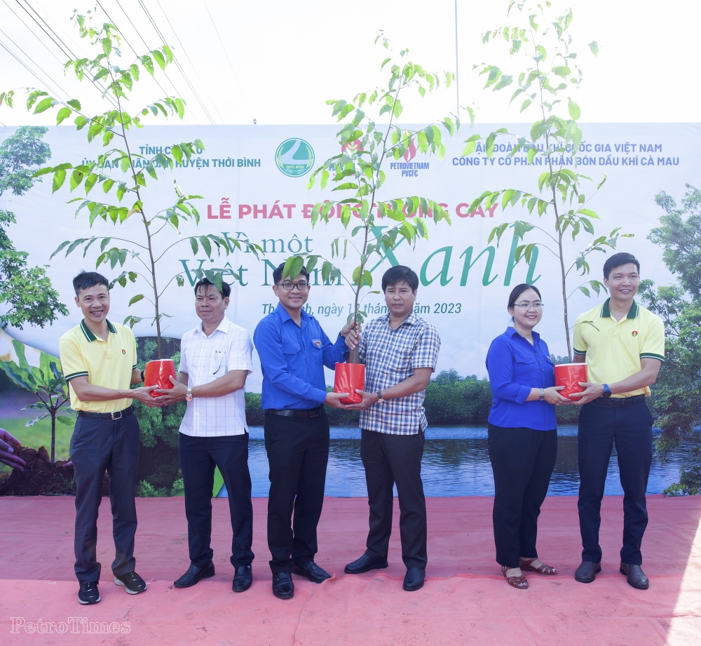 Phân bón Cà Mau nhộn nhịp ra quân trồng cây phủ xanh trong cộng đồng