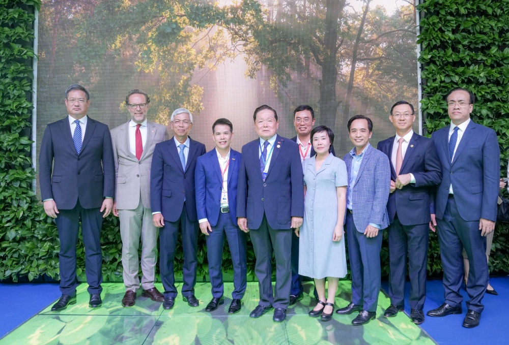 Ông Võ Văn Hoan – Thành ủy viên, Phó Chủ tịch UBND TP HCM và các vị đại biểu đến tham quan Gian triển lãm PV GAS trong khu vực Năng lượng xanh Ông Võ Văn Hoan – Thành ủy viên, Phó Chủ tịch UBND TP HCM và các vị đại biểu đến tham quan Gian triển lãm PV GAS trong khu vực Năng lượng xanh