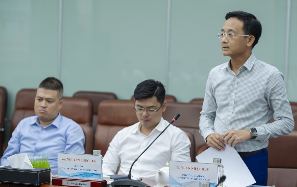 Ông Trần Nhật Huy, Phó Tổng Giám đốc PV GAS phát biểu tại cuộc họp Ông Trần Nhật Huy, Phó Tổng Giám đốc PV GAS phát biểu tại cuộc họp
