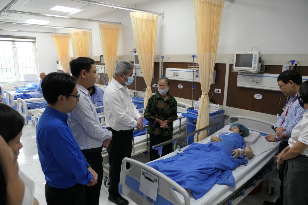 Lãnh đạo Petrovietnam thăm hỏi, động viên và trao gần 1 tỷ đồng hỗ trợ các nạn nhân vụ cháy chung cư mini ở Hà Nội Lãnh đạo Petrovietnam thăm hỏi, động viên và trao gần 1 tỷ đồng hỗ trợ các nạn nhân vụ cháy chung cư mini ở Hà Nội