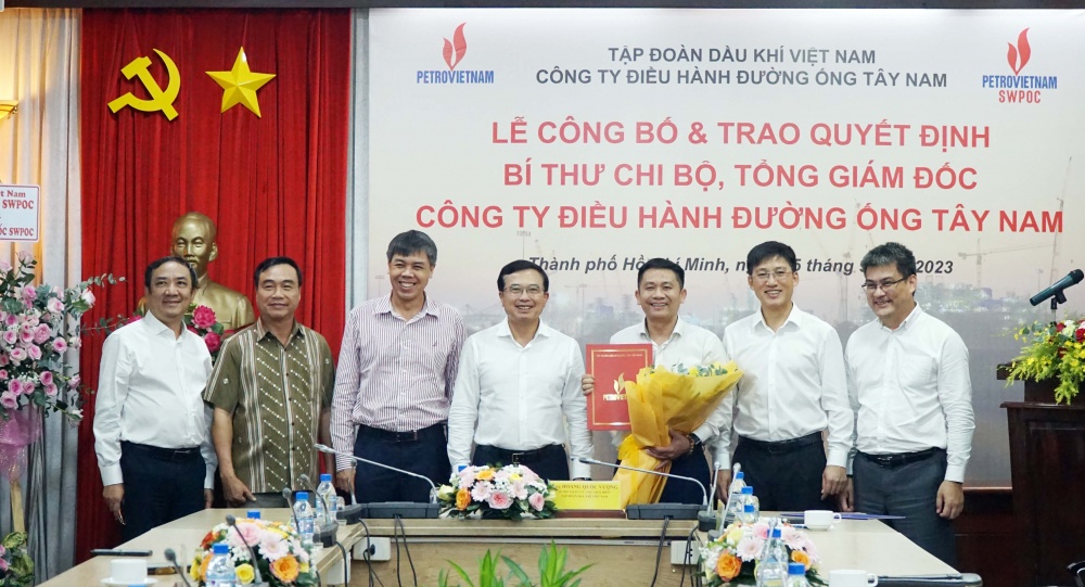 Đồng chí Hoàng Quốc Vượng, Bí thư Đảng ủy, Chủ tịch HĐTV Petrovietnam trao các quyết định và tặng hoa chúc mừng đồng chí Trần Thanh Hải