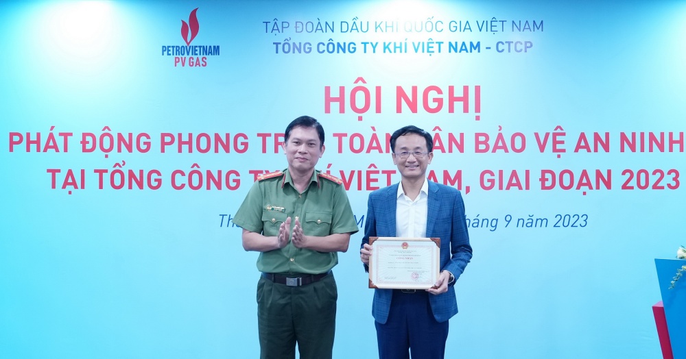 Đại diện Lãnh đạo Công an TP HCM trao quyết định công nhận của UBND TP. HCM cho PV GAS - đơn vị đạt tiêu chuẩn về An ninh trật tự năm 2022 Đại diện Lãnh đạo Công an TP HCM trao quyết định công nhận của UBND TP. HCM cho PV GAS - đơn vị đạt tiêu chuẩn về An ninh trật tự năm 2022