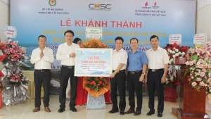 Gắn biển Công trình Nhà kiểm soát nhiễm khuẩn Trung tâm Y tế thị xã Kinh Môn do Petrovietnam/PV GAS tài trợ