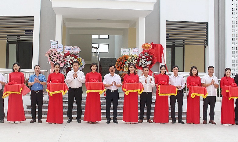 Gắn biển Công trình Nhà kiểm soát nhiễm khuẩn Trung tâm Y tế thị xã Kinh Môn Gắn biển Công trình Nhà kiểm soát nhiễm khuẩn Trung tâm Y tế thị xã Kinh Môn do Petrovietnam/PV GAS tài trợ