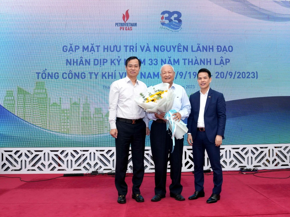 Chúc mừng cụ Nguyễn Đức Định, sinh năm 1933, là người cao tuổi nhất trong Ban liên lạc hưu trí PV GAS Chúc mừng cụ Nguyễn Đức Định, sinh năm 1933, là người cao tuổi nhất trong Ban liên lạc hưu trí PV GAS