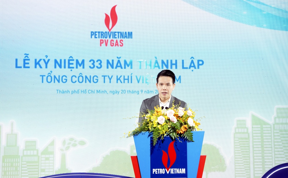 Đồng chí Phạm Văn Phong - Phó Bí thư Đảng ủy, Thành viên Hội đồng Quản trị, Tổng Giám đốc phát biểu khẳng định hành trình bền bỉ, đầy vẻ vang, đáng tự hào của những thế hệ CBCNV - NLĐ PV GAS Đồng chí Phạm Văn Phong - Phó Bí thư Đảng ủy, Thành viên Hội đồng Quản trị, Tổng Giám đốc phát biểu khẳng định hành trình bền bỉ, đầy vẻ vang, đáng tự hào của những thế hệ CBCNV - NLĐ PV GAS