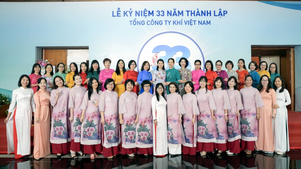 H5. Tập thể nữ CBCNV Cơ quan Điều hành PV GAS chào đón tuổi 33 tươi đẹp của Tổng công ty Khí Việt Nam H5. Tập thể nữ CBCNV Cơ quan Điều hành PV GAS chào đón tuổi 33 tươi đẹp của Tổng công ty Khí Việt Nam