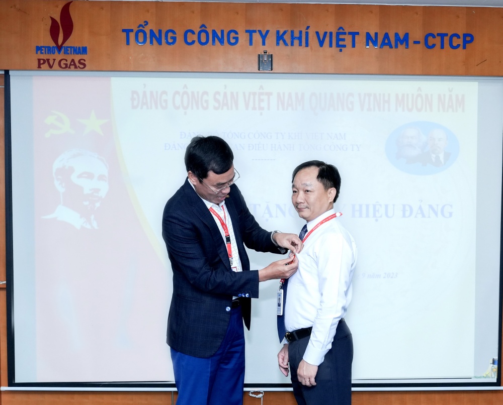 Đồng chí Triệu Quốc Tuấn, Ủy viên Ban Thường vụ - Trưởng Ban Tuyên giáo Đảng ủy PV GAS, Bí thư Đảng ủy CQĐH, Thành viên HĐQT PV GAS trao Huy hiệu 30 năm tuổi Đảng cho đảng viên Nguyễn Hà Anh Đồng chí Triệu Quốc Tuấn, Ủy viên Ban Thường vụ - Trưởng Ban Tuyên giáo Đảng ủy PV GAS, Bí thư Đảng ủy CQĐH, Thành viên HĐQT PV GAS trao Huy hiệu 30 năm tuổi Đảng cho đảng viên Nguyễn Hà Anh