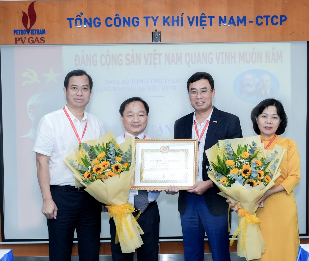 Trao Quyết định và tặng hoa chúc mừng đảng viên nhận Huy hiệu 30 năm tuổi Đảng Trao Quyết định và tặng hoa chúc mừng đảng viên nhận Huy hiệu 30 năm tuổi Đảng