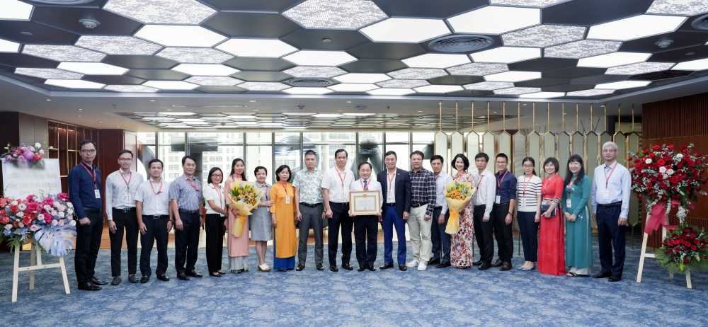 Đại diện lãnh đạo Đảng và toàn thể Chi bộ Thị trường - Hợp đồng -Truyền thông, Đảng bộ CQĐH PV GAS chúc mừng đảng viên Nguyễn Hà Anh trong buổi lễ trang trọng và ân tình Đại diện lãnh đạo Đảng và toàn thể Chi bộ Thị trường - Hợp đồng -Truyền thông, Đảng bộ CQĐH PV GAS chúc mừng đảng viên Nguyễn Hà Anh trong buổi lễ trang trọng và ân tình