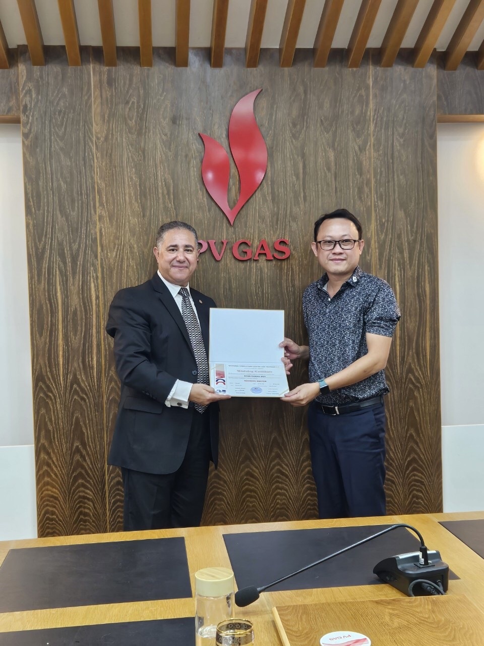 Trao chứng chỉ Trao chứng chỉ