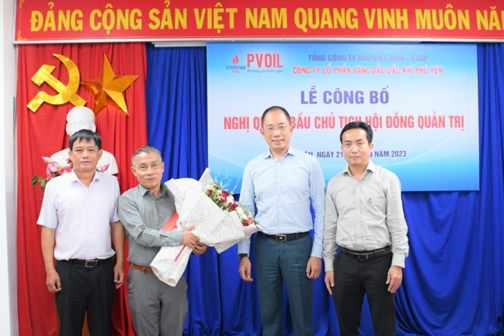 Ông Cao Hoài Dương – Bí thư Đảng ủy, Chủ tịch HĐQT PVOIL (thứ hai bên phải), ông Nguyễn Mậu Dũng – Chủ tịch HĐQT PVOIL Phú Yên (bên trái) và ông Ngô Văn Nhiệm – Giám đốc PVOIL Phú Yên (bên phải) tặng hoa cảm ơn ông Nguyễn Anh Toàn – nguyên Chủ tịch HĐQT PVOIL Phú Yên Ông Cao Hoài Dương – Bí thư Đảng ủy, Chủ tịch HĐQT PVOIL (thứ hai bên phải), ông Nguyễn Mậu Dũng – Chủ tịch HĐQT PVOIL Phú Yên (bên trái) và ông Ngô Văn Nhiệm – Giám đốc PVOIL Phú Yên (bên phải) tặng hoa cảm ơn ông Nguyễn Anh Toàn – nguyên Chủ tịch HĐQT PVOIL Phú Yên