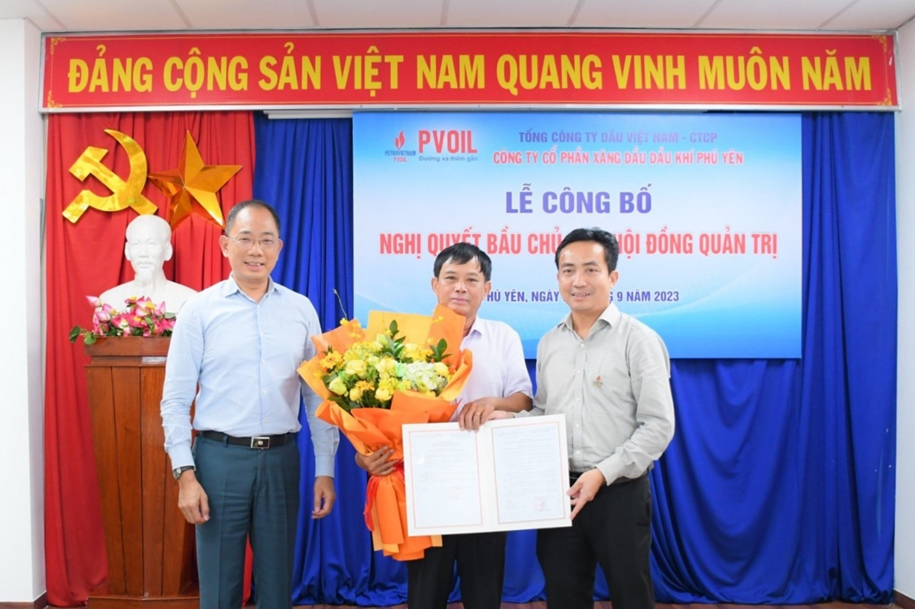 Ông Cao Hoài Dương – Bí thư Đảng ủy, Chủ tịch HĐQT PVOIL (bên trái) và ông Ngô Văn Nhiệm – Giám đốc PVOIL Phú Yên (bên phải) trao Nghị quyết và tặng hoa chúc mừng ông Nguyễn Mậu Dũng Ông Cao Hoài Dương – Bí thư Đảng ủy, Chủ tịch HĐQT PVOIL (bên trái) và ông Ngô Văn Nhiệm – Giám đốc PVOIL Phú Yên (bên phải) trao Nghị quyết và tặng hoa chúc mừng ông Nguyễn Mậu Dũng