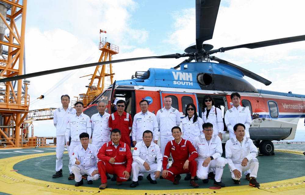 Chủ tịch HĐTV Petrovietnam Hoàng Quốc Vượng thăm và làm việc tại cụm giàn Sao Vàng - Đại Nguyệt Chủ tịch HĐTV Petrovietnam Hoàng Quốc Vượng thăm và làm việc tại cụm giàn Sao Vàng - Đại Nguyệt