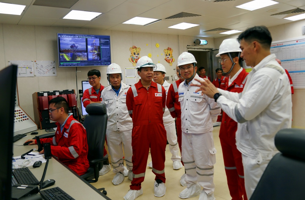 Chủ tịch HĐTV Petrovietnam Hoàng Quốc Vượng thăm và làm việc tại cụm giàn Sao Vàng - Đại Nguyệt Chủ tịch HĐTV Petrovietnam Hoàng Quốc Vượng thăm và làm việc tại cụm giàn Sao Vàng - Đại Nguyệt