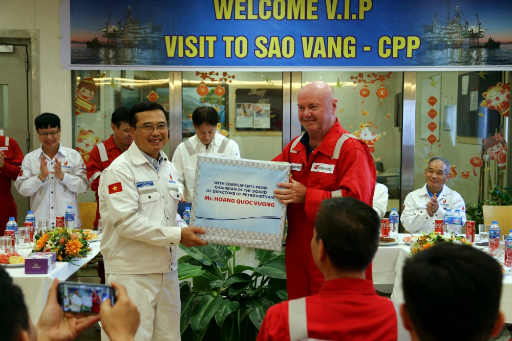 Chủ tịch HĐTV Petrovietnam Hoàng Quốc Vượng thăm và làm việc tại cụm giàn Sao Vàng - Đại Nguyệt Chủ tịch HĐTV Petrovietnam Hoàng Quốc Vượng thăm và làm việc tại cụm giàn Sao Vàng - Đại Nguyệt