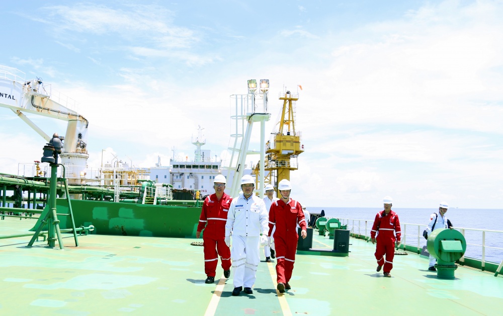 Chủ tịch HĐTV Petrovietnam Hoàng Quốc Vượng thăm và làm việc tại cụm giàn Sao Vàng - Đại Nguyệt Chủ tịch HĐTV Petrovietnam Hoàng Quốc Vượng thăm và làm việc tại cụm giàn Sao Vàng - Đại Nguyệt