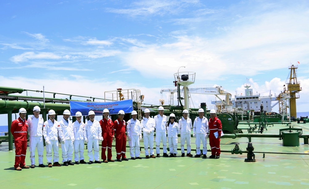 Chủ tịch HĐTV Petrovietnam Hoàng Quốc Vượng thăm và làm việc tại cụm giàn Sao Vàng - Đại Nguyệt Chủ tịch HĐTV Petrovietnam Hoàng Quốc Vượng thăm và làm việc tại cụm giàn Sao Vàng - Đại Nguyệt