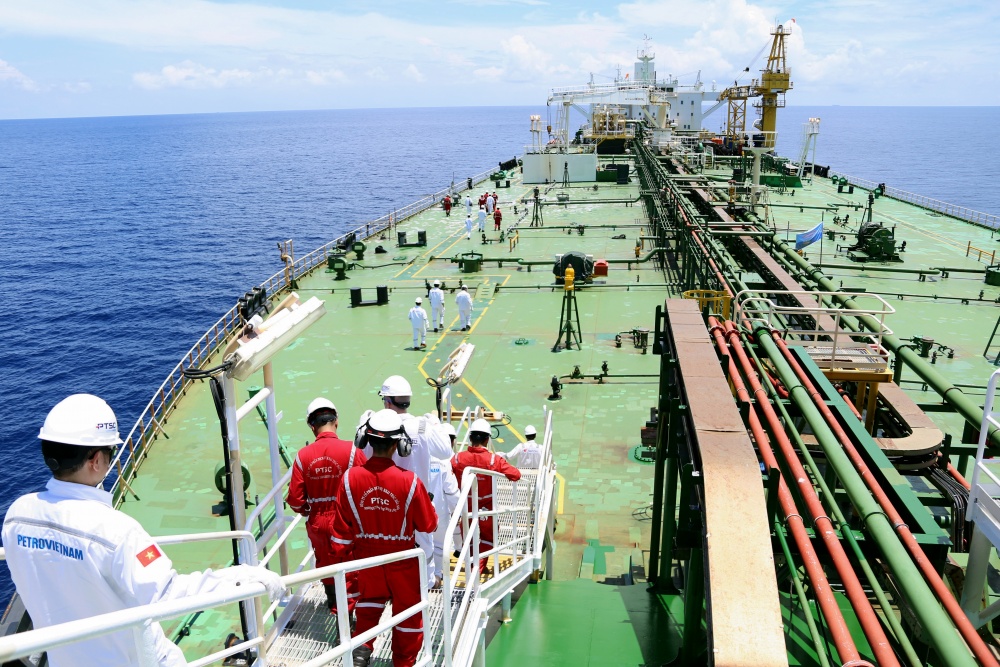 Chủ tịch HĐTV Petrovietnam Hoàng Quốc Vượng thăm và làm việc tại cụm giàn Sao Vàng - Đại Nguyệt Chủ tịch HĐTV Petrovietnam Hoàng Quốc Vượng thăm và làm việc tại cụm giàn Sao Vàng - Đại Nguyệt