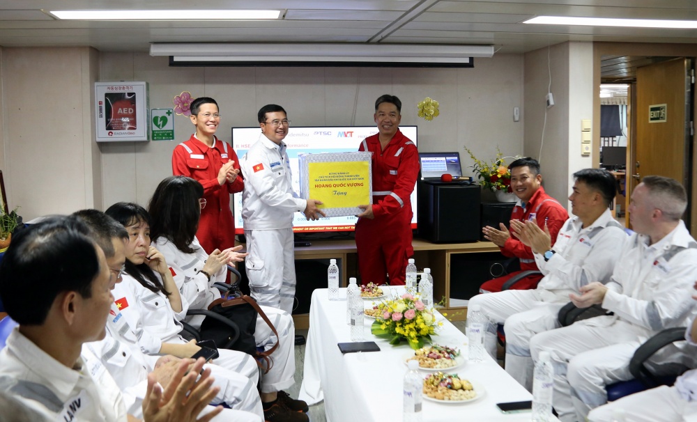 Chủ tịch HĐTV Petrovietnam Hoàng Quốc Vượng thăm và làm việc tại cụm giàn Sao Vàng - Đại Nguyệt Chủ tịch HĐTV Petrovietnam Hoàng Quốc Vượng thăm và làm việc tại cụm giàn Sao Vàng - Đại Nguyệt