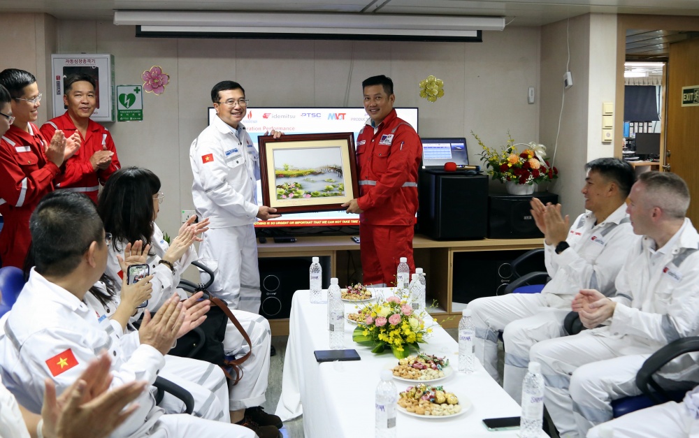 Chủ tịch HĐTV Petrovietnam Hoàng Quốc Vượng thăm và làm việc tại cụm giàn Sao Vàng - Đại Nguyệt Chủ tịch HĐTV Petrovietnam Hoàng Quốc Vượng thăm và làm việc tại cụm giàn Sao Vàng - Đại Nguyệt
