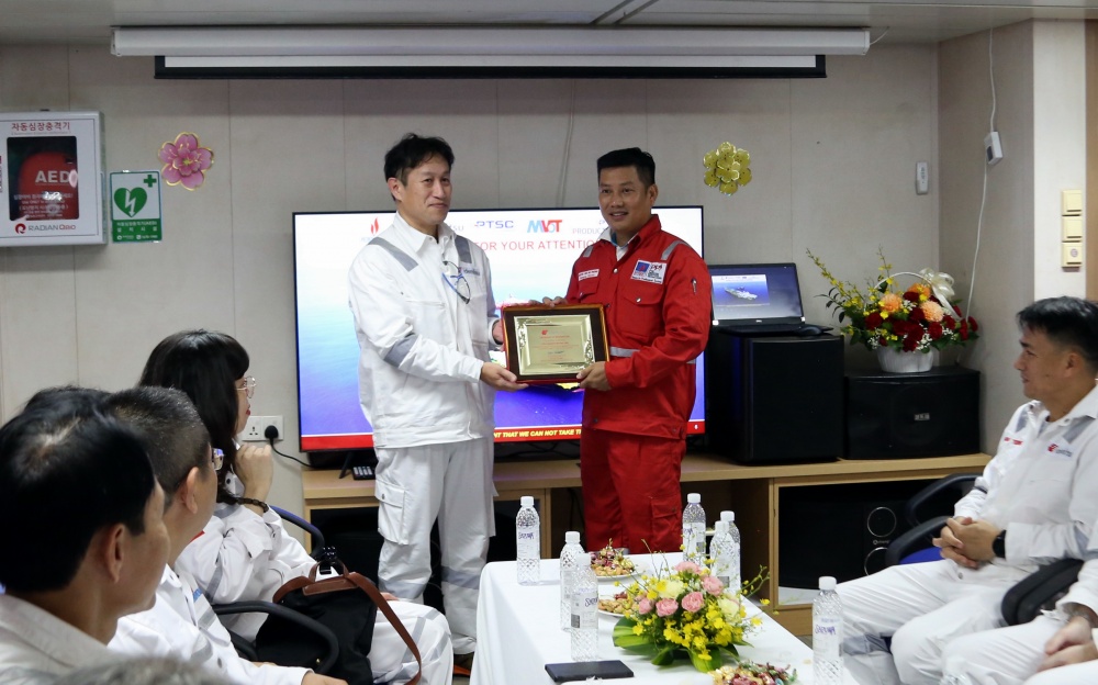 Chủ tịch HĐTV Petrovietnam Hoàng Quốc Vượng thăm và làm việc tại cụm giàn Sao Vàng - Đại Nguyệt Chủ tịch HĐTV Petrovietnam Hoàng Quốc Vượng thăm và làm việc tại cụm giàn Sao Vàng - Đại Nguyệt
