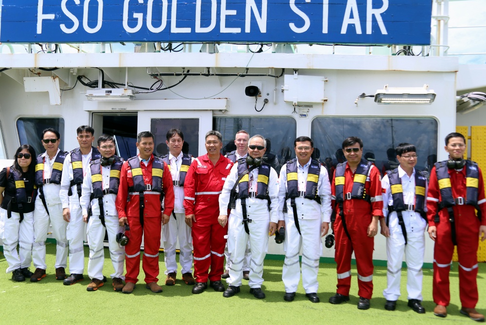 Chủ tịch HĐTV Petrovietnam Hoàng Quốc Vượng thăm và làm việc tại cụm giàn Sao Vàng - Đại Nguyệt Chủ tịch HĐTV Petrovietnam Hoàng Quốc Vượng thăm và làm việc tại cụm giàn Sao Vàng - Đại Nguyệt