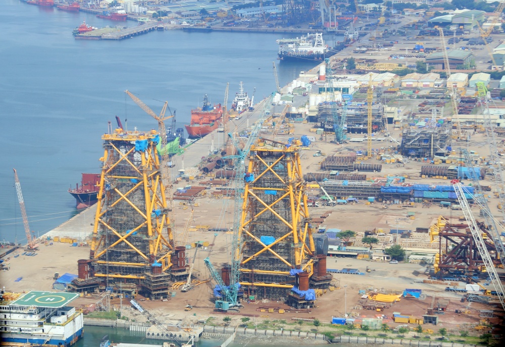 Chủ tịch HĐTV Petrovietnam Hoàng Quốc Vượng thăm khu vực cảng chế tạo chân đế điện gió ngoài khơi