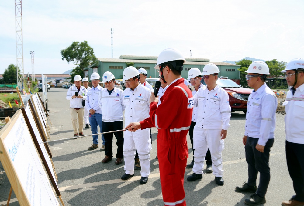 Chủ tịch HĐTV Petrovietnam Hoàng Quốc Vượng thăm khu vực cảng chế tạo chân đế điện gió ngoài khơi