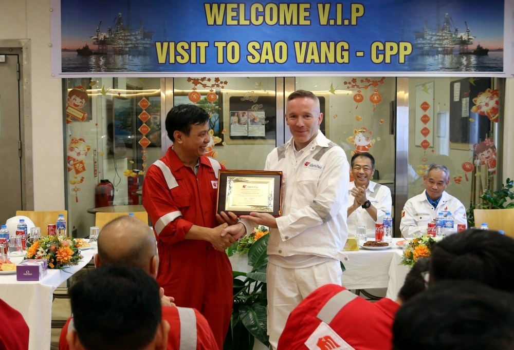 Chủ tịch HĐTV Petrovietnam Hoàng Quốc Vượng thăm và làm việc tại cụm giàn Sao Vàng - Đại Nguyệt Chủ tịch HĐTV Petrovietnam Hoàng Quốc Vượng thăm và làm việc tại cụm giàn Sao Vàng - Đại Nguyệt