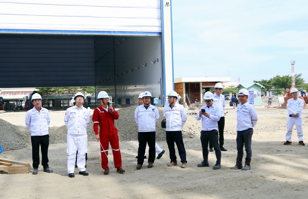 Chủ tịch HĐTV Petrovietnam Hoàng Quốc Vượng thăm khu vực cảng chế tạo chân đế điện gió ngoài khơi
