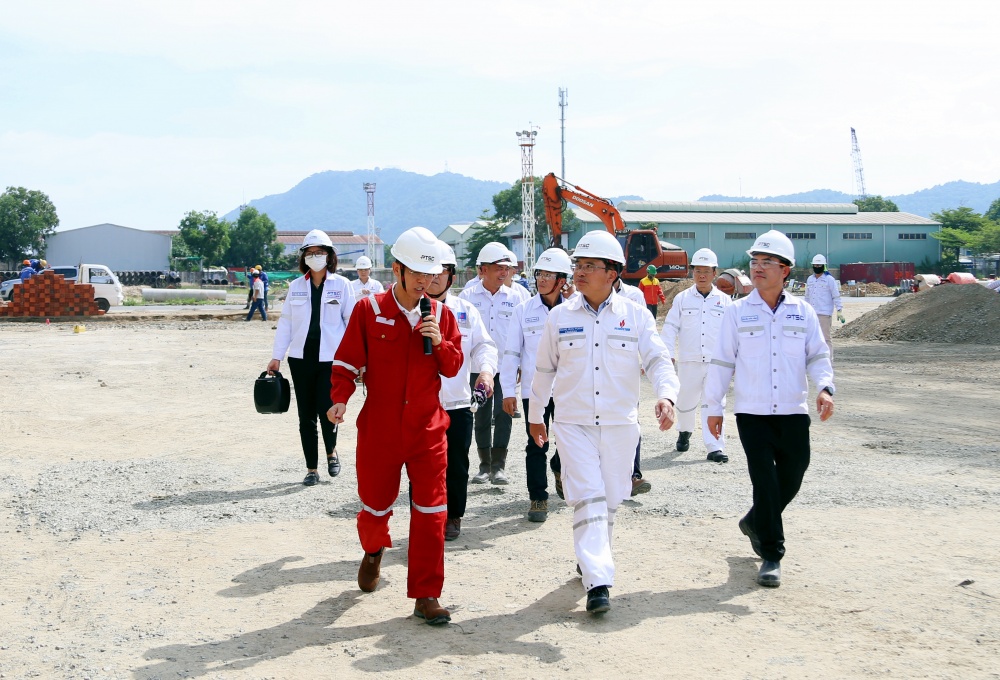 Chủ tịch HĐTV Petrovietnam Hoàng Quốc Vượng thăm khu vực cảng chế tạo chân đế điện gió ngoài khơi