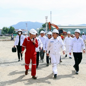 Chủ tịch HĐTV Petrovietnam Hoàng Quốc Vượng thăm khu vực cảng chế tạo chân đế điện gió ngoài khơi