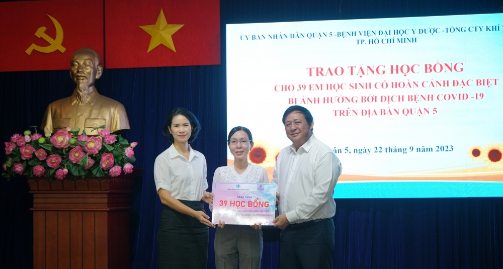 Đại diện PV GAS trao chứng nhận tài trợ 39 học bổng cho các học sinh có hoàn cảnh đặc biệt bị ảnh hưởng bởi dịch Covid -19