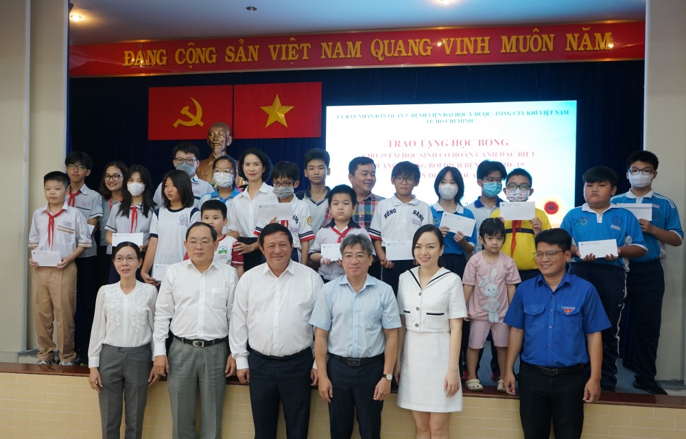 Sự đồng lòng của PV GAS, Bệnh viện Đại học Y Dược Tp. HCM và Phòng Lao động – Thương binh và Xã hội Quận 5 (Tp.HCM) đã tạo nên niềm vui ấm áp, mừng năm học 2023 – 2024