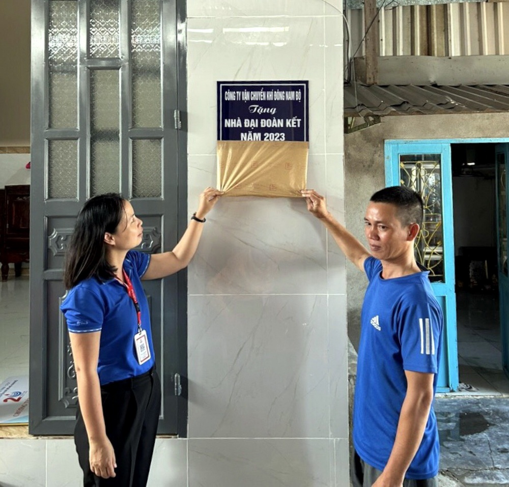 Nghi thức gắn biển tài trợ công trình nhà Đại đoàn kết, thiết thực giúp đỡ gia đình có hoàn cảnh khó khăn   