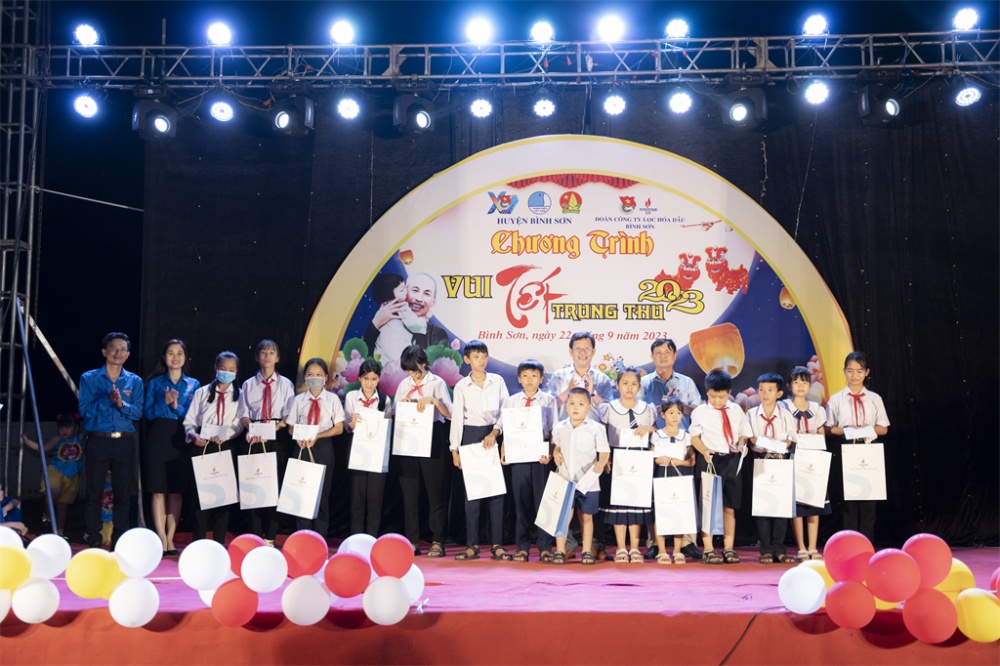Đoàn Thanh niên BSR trao quà trung thu cho các em nhỏ huyện Bình Sơn