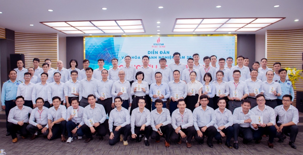 Tập thể lãnh đạo và NLĐ KCM giới thiệu “Sổ tay văn hóa Khí Cà Mau” cập nhật lần thứ 3 Tập thể lãnh đạo và NLĐ KCM giới thiệu “Sổ tay văn hóa Khí Cà Mau” cập nhật lần thứ 3