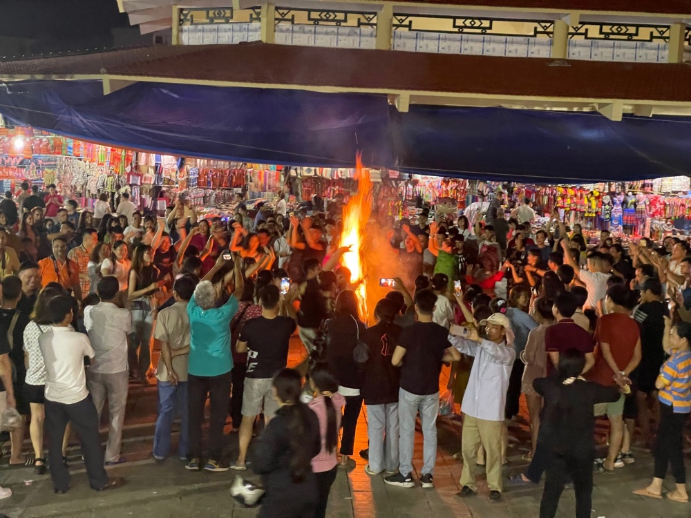 Chợ đêm Bắc Hà nơi du khách giao lưu và thưởng thức văn hóa cộng đồng Chợ đêm Bắc Hà nơi du khách giao lưu và thưởng thức văn hóa cộng đồng