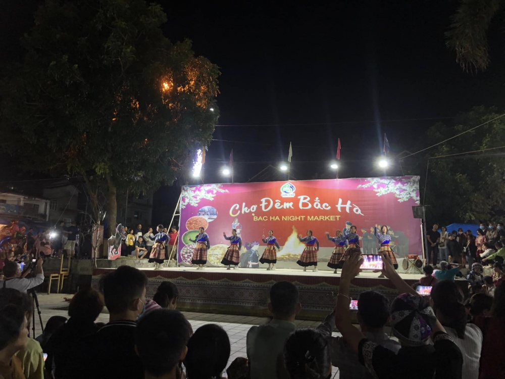 Chợ đêm Bắc Hà nơi du khách giao lưu và thưởng thức văn hóa cộng đồng Chợ đêm Bắc Hà nơi du khách giao lưu và thưởng thức văn hóa cộng đồng