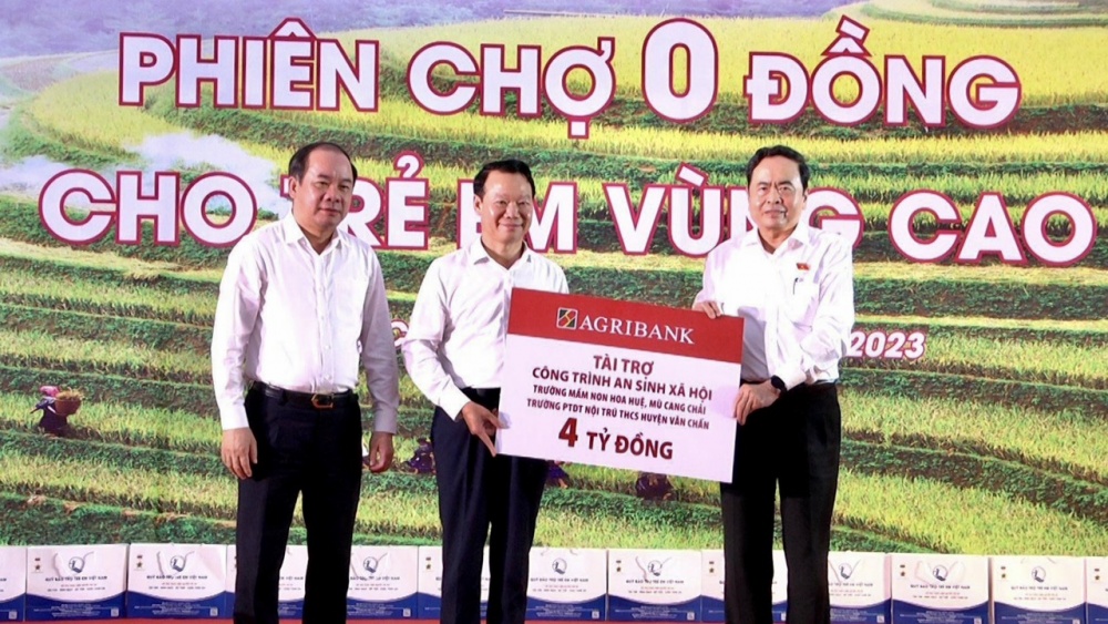 Agribank trao 4 tỷ đồng tài trợ 2 công trình xã hội tại Yên Bái