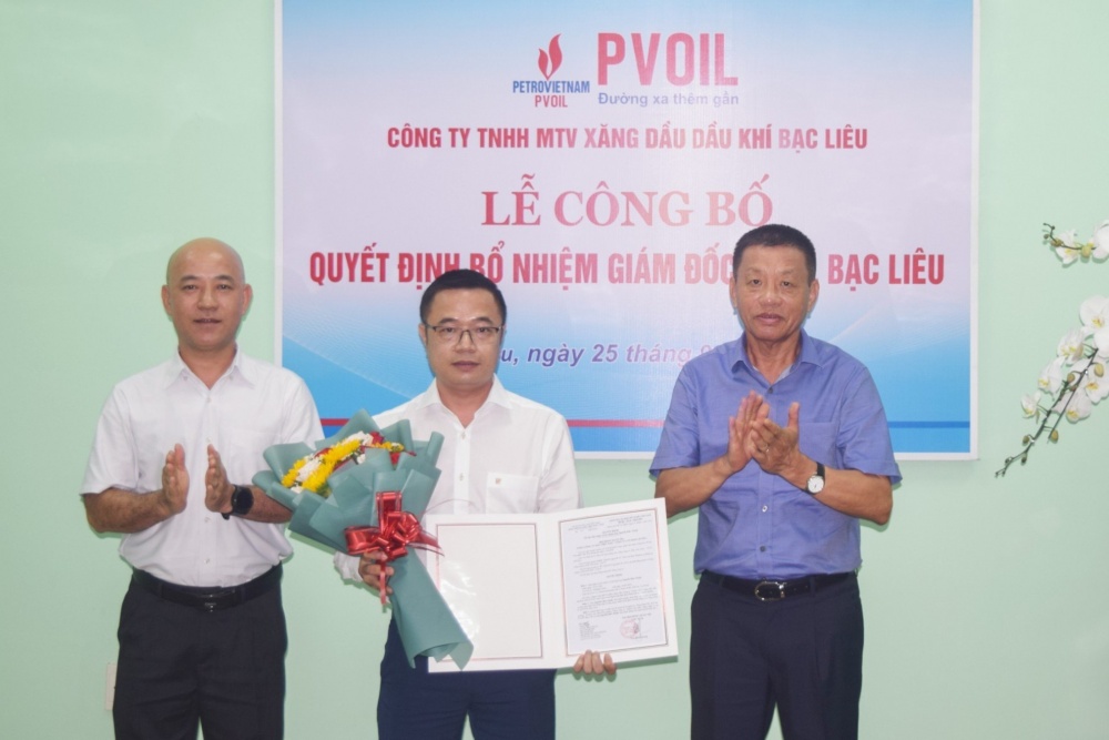 Ông Đoàn Văn Nhuộm – Phó Bí thư Đảng ủy, Tổng Giám đốc PVOIL (bên phải) và ông Nguyễn Ngọc Ninh – Kế toán Trưởng PVOIL (bên trái) trao Quyết định và tặng hoa chúc mừng ông Nguyễn Hữu Thuật Ông Đoàn Văn Nhuộm – Phó Bí thư Đảng ủy, Tổng Giám đốc PVOIL (bên phải) và ông Nguyễn Ngọc Ninh – Kế toán Trưởng PVOIL (bên trái) trao Quyết định và tặng hoa chúc mừng ông Nguyễn Hữu Thuật