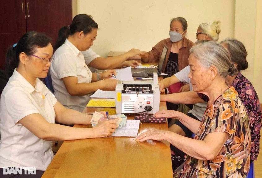 Người dân nhận lương hưu hàng tháng (Ảnh: Hà Hiền).