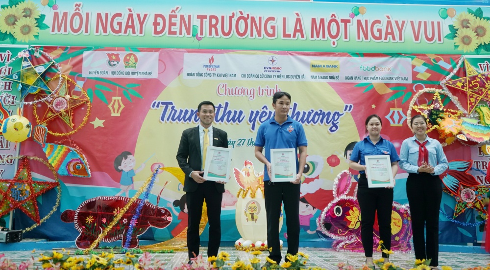 Lãnh đạo Huyện Đoàn Nhà Bè trao Thư cảm ơn đến Đoàn cơ sở CQĐH - Đoàn PV GAS, trân trọng ghi nhận những nỗ lực của Tuổi trẻ và người lao động PV GAS đối với Nhà Bè Lãnh đạo Huyện Đoàn Nhà Bè trao Thư cảm ơn đến Đoàn cơ sở CQĐH - Đoàn PV GAS, trân trọng ghi nhận những nỗ lực của Tuổi trẻ và người lao động PV GAS đối với Nhà Bè