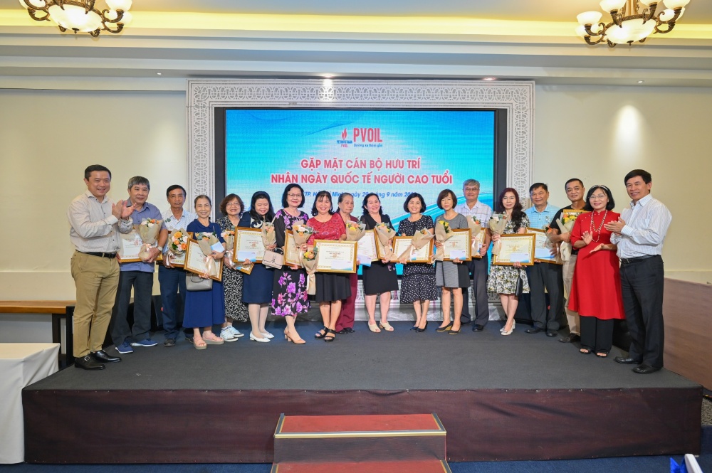 Lãnh đạo Tổng công ty và Công đoàn Tổng công ty chúc mừng sinh nhật tròn tuổi cho các cán bộ hưu trí