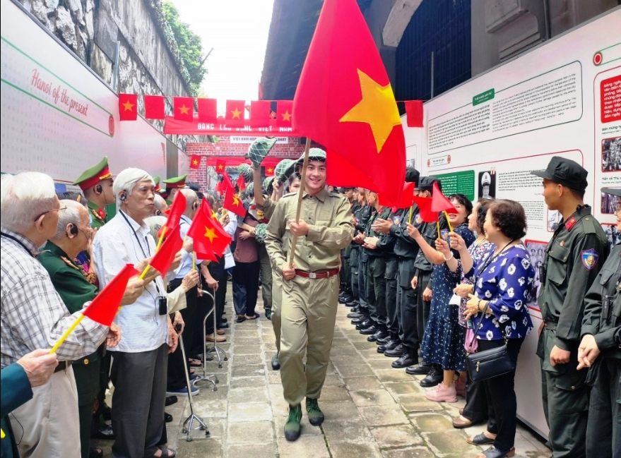 Trưng bày “Sông Hồng cuộn sóng” tại Nhà tù Hỏa Lò