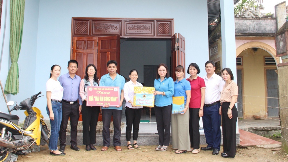 CĐ DKVN cùng Công đoàn DQS tổ chức lễ trao tặng nhà “Mái ấm Công đoàn” cho người lao động DQS.