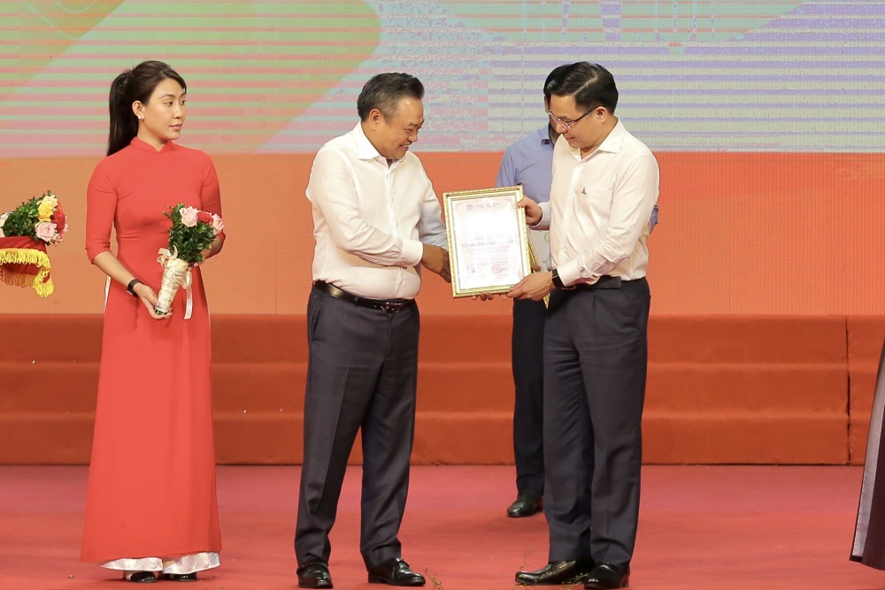 Petrovietnam trao ủng hộ 10 tỷ đồng cho Quỹ "Vì người nghèo" thành phố Hà Nội